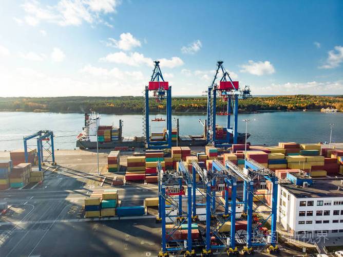 集装箱船装载过程中集装箱码头鸟瞰图集装箱船进出口业务物流公司